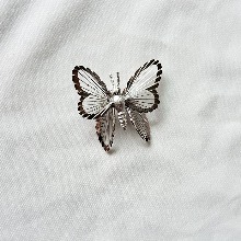 MONET 실버톤 와이어 날개 나비 브로치