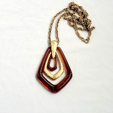AVON 1974 &quot;Town and Country Pendant Necklace&quot; 목걸이